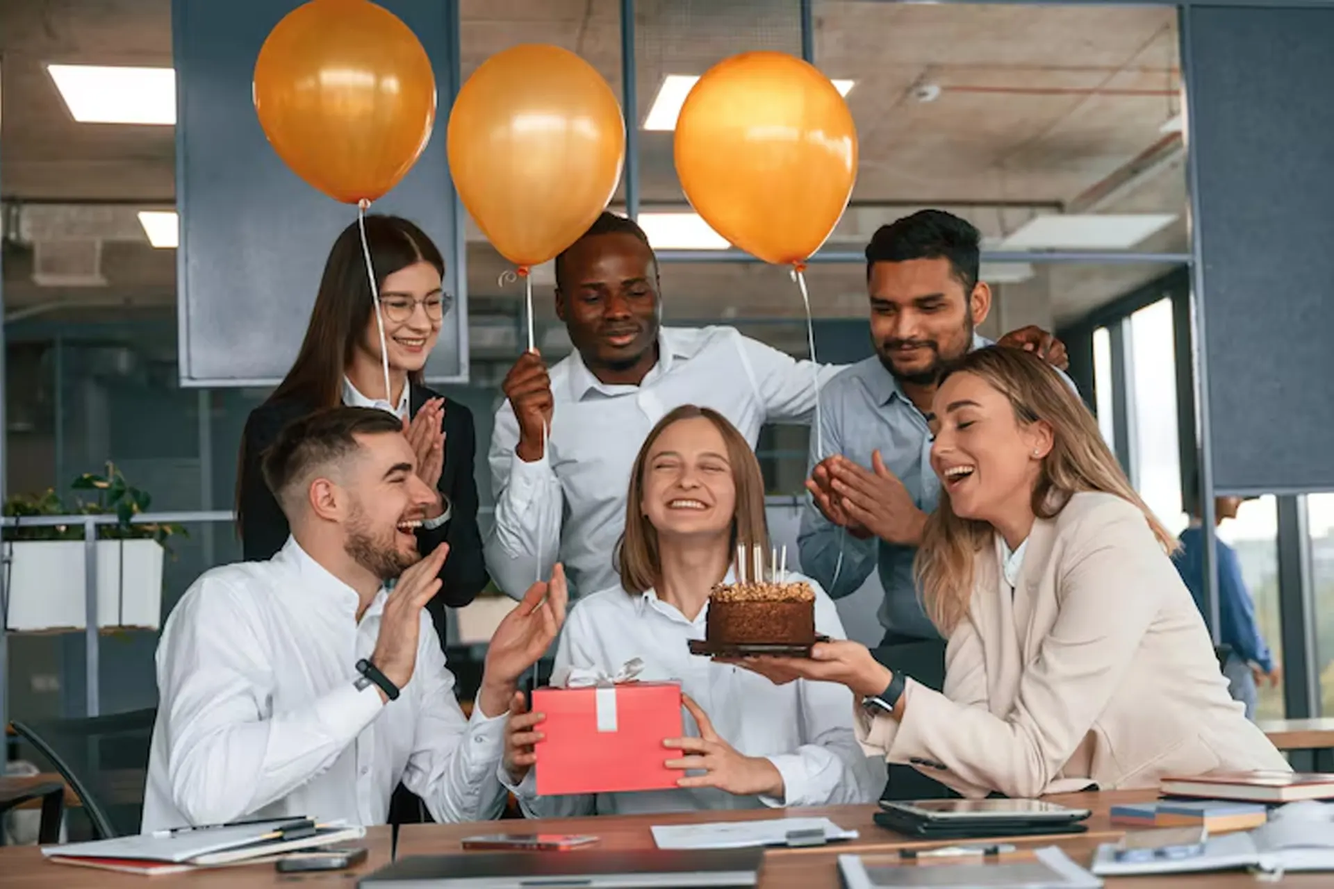 Brindes personalizados para reconhecimento de tempo de empresa e valorização de colaboradores com presentes corporativos da LCM Brindes