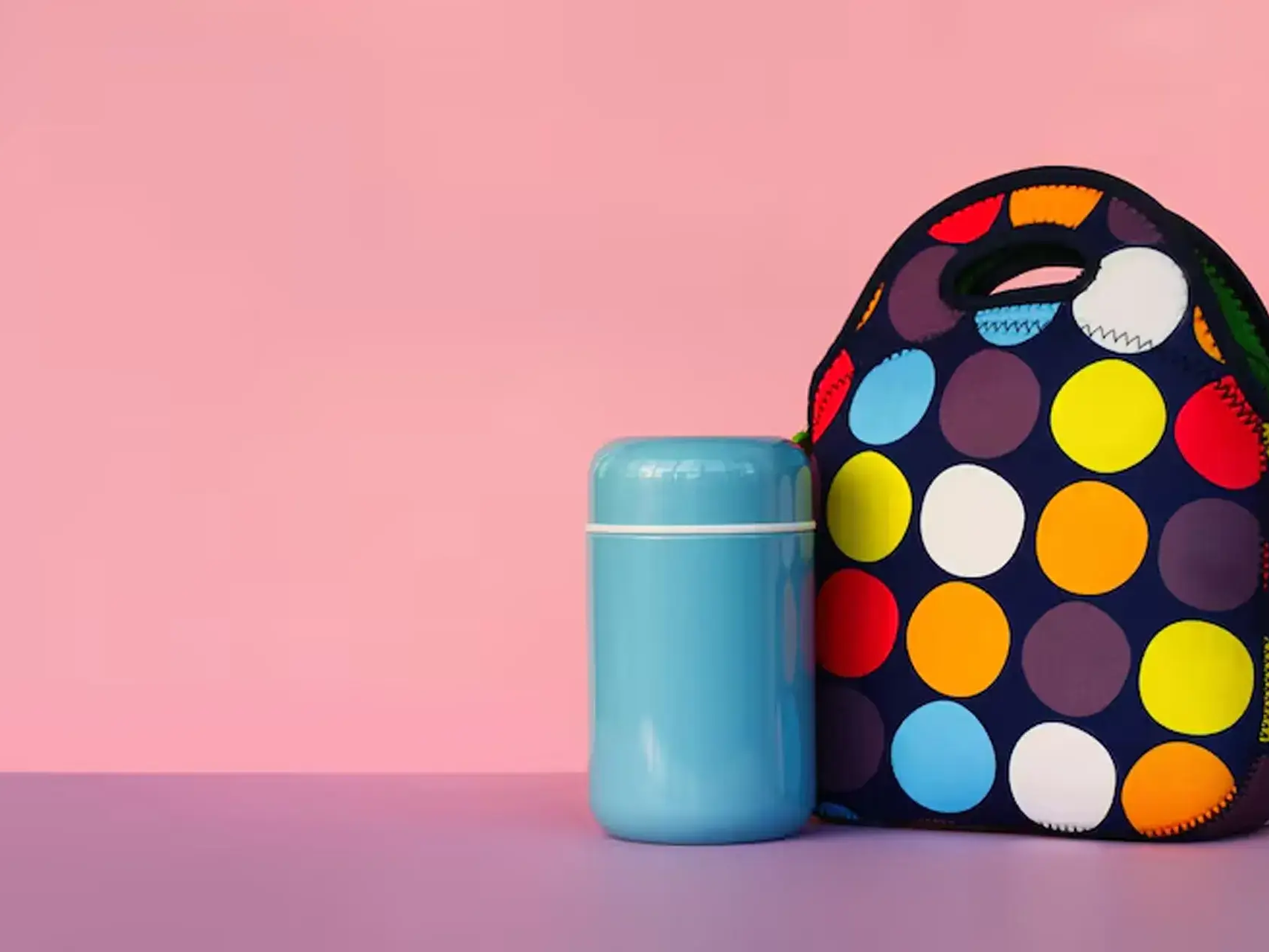 Imagem de fundo da categoria de brindes de neoprene personalizados para empresas da LCM Brindes.