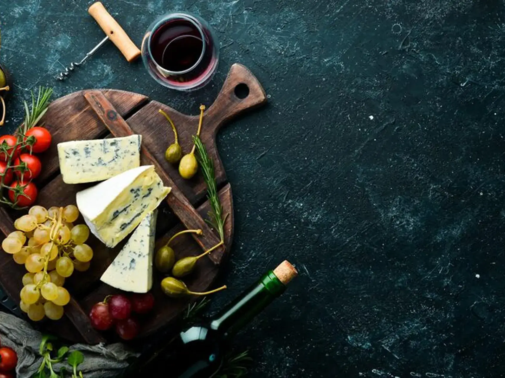 Imagem de fundo da categoria de kits de queijos e vinhos personalizados da LCM Brindes.
