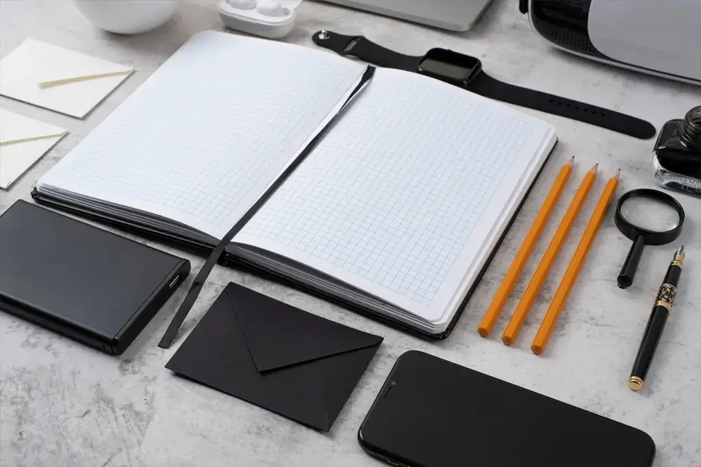 Kit de brindes de escritório com caderno executivo, caneta, mochila, garrafa térmica e acessórios de mesa personalizados para empresas e ações corporativas.