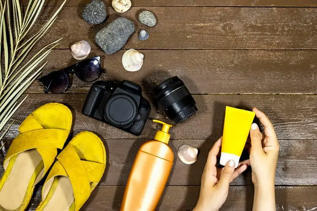 Kit de brindes de verão personalizados com squeeze, copo térmico, bolsa térmica, toalha, boné e acessórios para campanhas corporativas e ações de bem-estar.