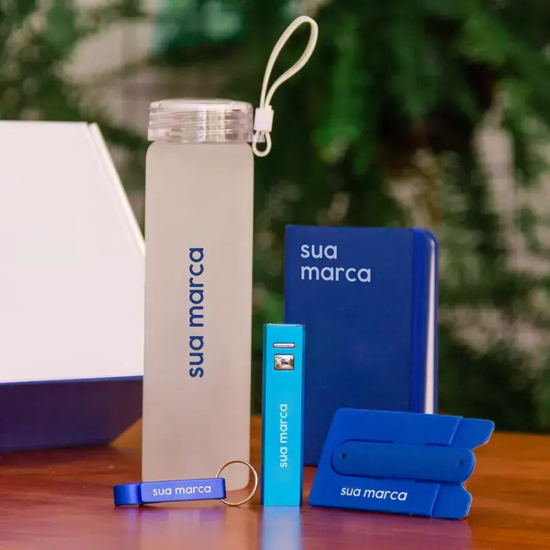 Visão interna da fábrica de brindes personalizados da LCM Brindes, mostrando equipamentos de gravação e personalização de produtos corporativos.