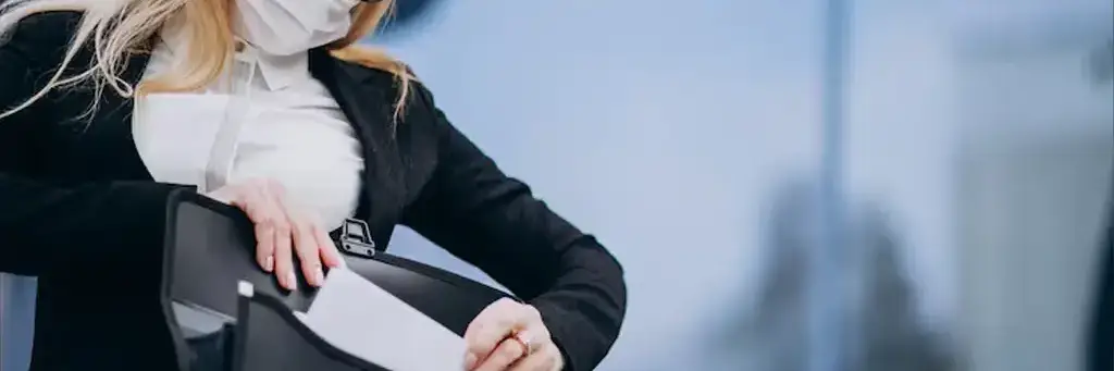 Pasta executiva e case para notebook personalizados com logotipo corporativo em alto relevo, dispostos de forma elegante sobre uma mesa de escritório moderna.